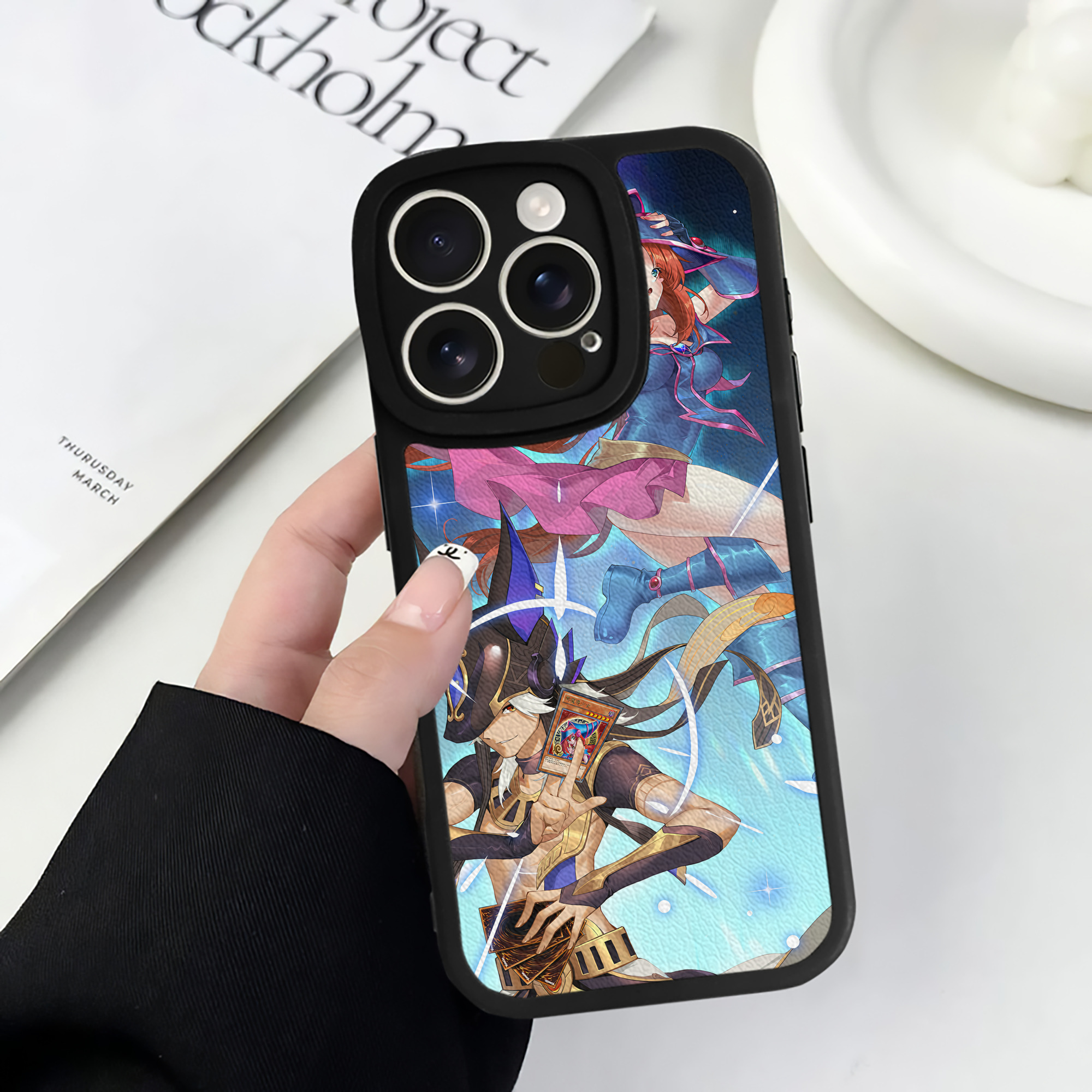 （画像用） 遊☆戯☆王 Yu-Gi-Oh! 【iPhone 16シリーズ対応】シリコンスマホケース（レザー調） 材質：シリコン